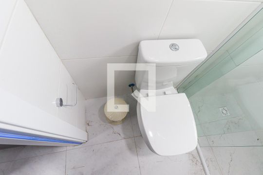 Banheiro Social de kitnet/studio para alugar com 1 quarto, 22m² em Rebouças, Curitiba
