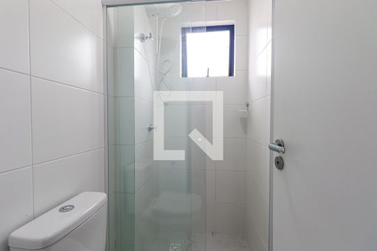 Banheiro Social de kitnet/studio para alugar com 1 quarto, 22m² em Rebouças, Curitiba