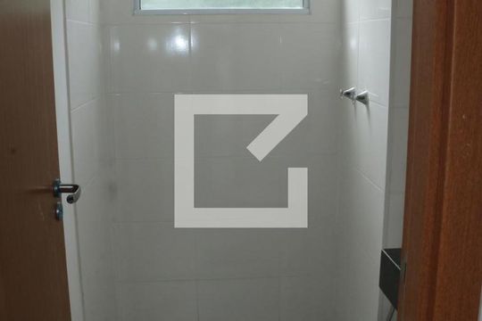 Banheiro de apartamento para alugar com 2 quartos, 42m² em Jardim Alvorada, Nova Iguaçu