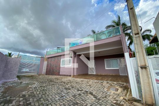 Fachada de casa para alugar com 1 quarto, 210m² em Taguatinga Norte (taguatinga), Brasília