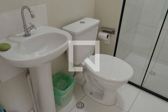 Banheiro de apartamento para alugar com 1 quarto, 25m² em Bonfim, Osasco