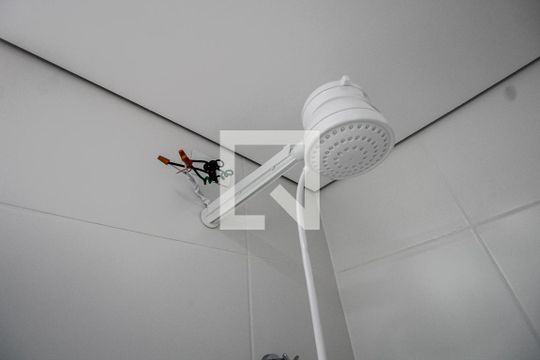 Banheiro de kitnet/studio para alugar com 0 quarto, 27m² em Ipiranga, São Paulo