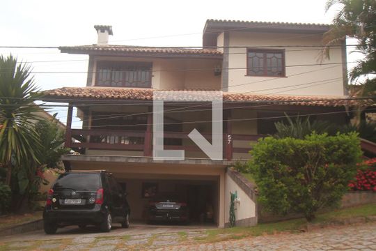 Fachada de casa à venda com 3 quartos, 350m² em Badu, Niterói