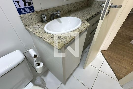 Banheiro de apartamento para alugar com 2 quartos, 80m² em Jardim Botânico, Curitiba