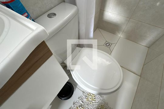 Banheiro de apartamento para alugar com 2 quartos, 46m² em Capão da Imbuia, Pinhais