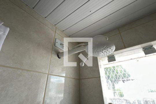 Banheiro de apartamento para alugar com 2 quartos, 46m² em Capão da Imbuia, Pinhais