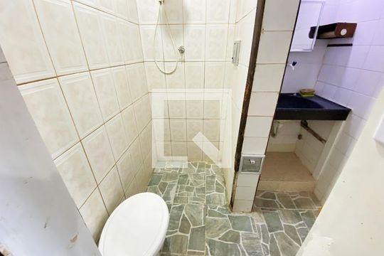 Banheiro de casa para alugar com 2 quartos, 40m² em Imbuí, Salvador