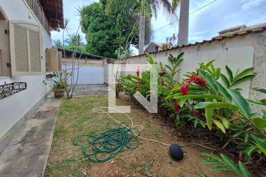 Quintal de casa à venda com 5 quartos, 220m² em Piratininga, Niterói