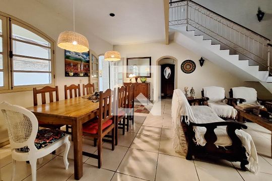Sala de casa à venda com 5 quartos, 220m² em Piratininga, Niterói