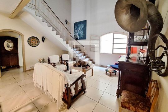 Sala de casa à venda com 5 quartos, 220m² em Piratininga, Niterói
