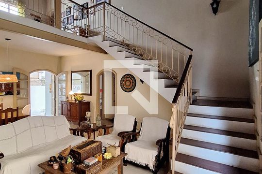 Sala de casa à venda com 5 quartos, 220m² em Piratininga, Niterói