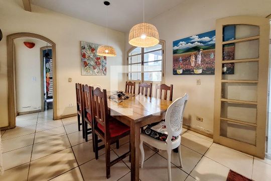 Sala de casa à venda com 5 quartos, 220m² em Piratininga, Niterói