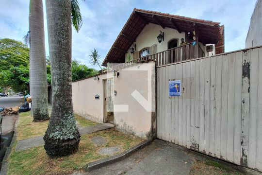 Fachada de casa à venda com 5 quartos, 220m² em Piratininga, Niterói