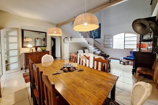 Sala de casa à venda com 5 quartos, 220m² em Piratininga, Niterói