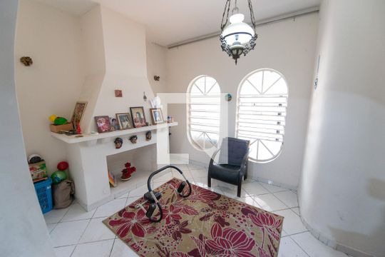 Antessala de casa para alugar com 6 quartos, 400m² em Centro, Taubaté