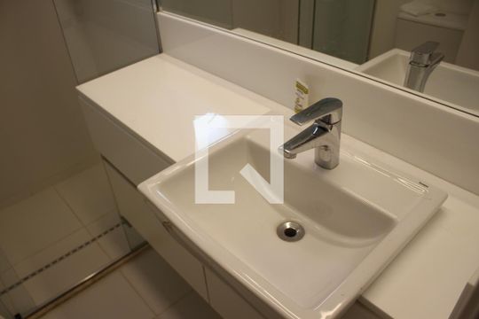 banheiro quarto 1 de apartamento para alugar com 2 quartos, 52m² em Jardim Goiás, Goiânia