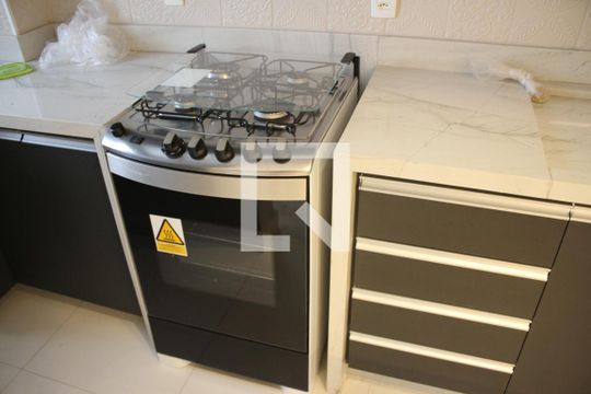 cozinha de apartamento para alugar com 2 quartos, 52m² em Jardim Goiás, Goiânia
