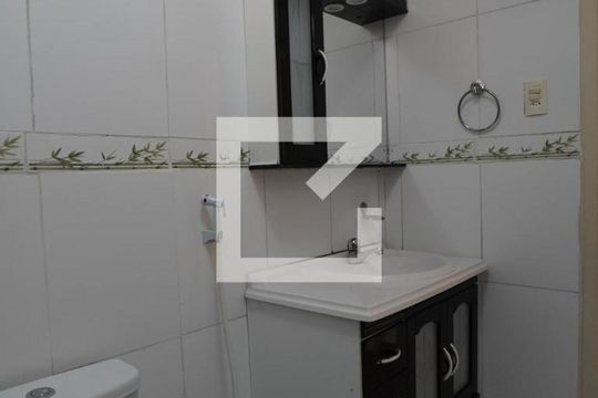 Banheiro de apartamento à venda com 2 quartos, 53m² em Santana, Niterói