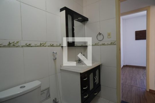 Banheiro de apartamento à venda com 2 quartos, 53m² em Santana, Niterói
