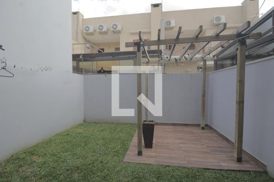 Área externa de casa à venda com 2 quartos, 89m² em Igara, Canoas