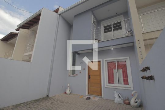 Área externa de casa à venda com 2 quartos, 89m² em Igara, Canoas