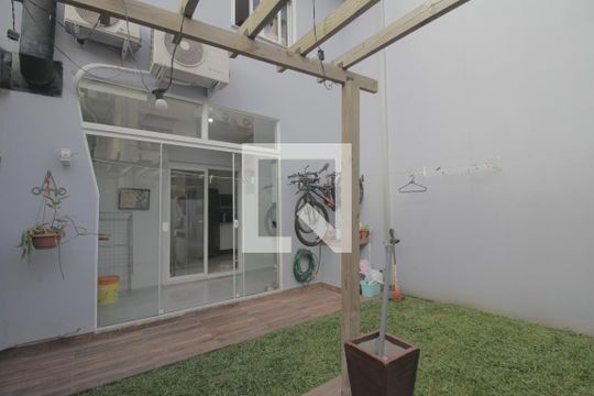 Área externa de casa à venda com 2 quartos, 89m² em Igara, Canoas