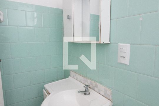 Banheiro  de apartamento à venda com 1 quarto, 49m² em Passo da Areia, Porto Alegre