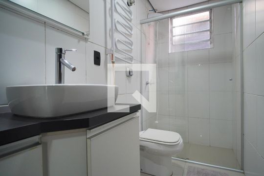 Banheiro de apartamento à venda com 1 quarto, 48m² em Auxiliadora, Porto Alegre