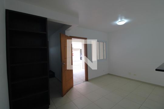 Sala de casa de condomínio para alugar com 2 quartos, 77m² em Jardim Ubirajara (zona Sul), São Paulo