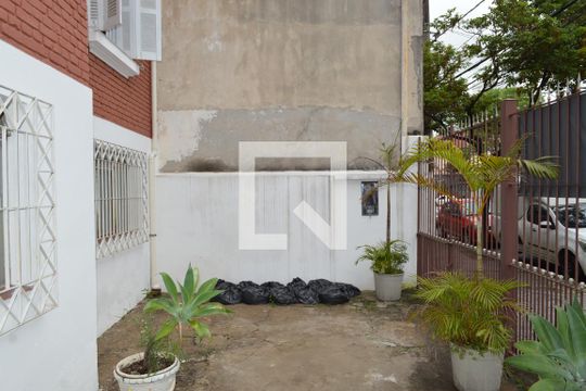 Garagem de casa à venda com 7 quartos, 250m² em Cambuci, São Paulo