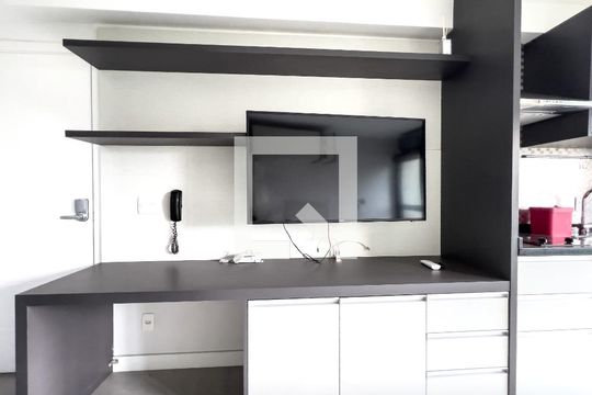 Sala, armário e TV de apartamento para alugar com 1 quarto, 29m² em Vila Olímpia, São Paulo