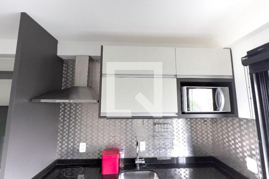 Cozinha, coifa, cooktop, microondas, pia de apartamento para alugar com 1 quarto, 29m² em Vila Olímpia, São Paulo