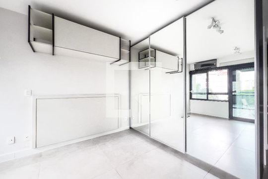 Quarto, armário de porta espelhada de apartamento para alugar com 1 quarto, 29m² em Vila Olímpia, São Paulo