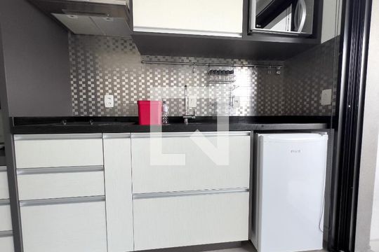 Cozinha, armário, geladeira de apartamento para alugar com 1 quarto, 29m² em Vila Olímpia, São Paulo