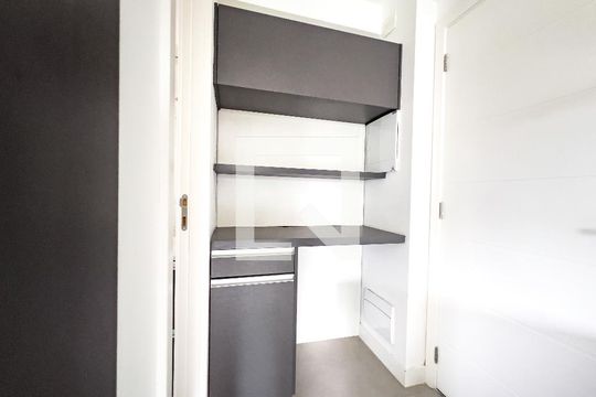 Cozinha, armário e prateleiras de apartamento para alugar com 1 quarto, 29m² em Vila Olímpia, São Paulo