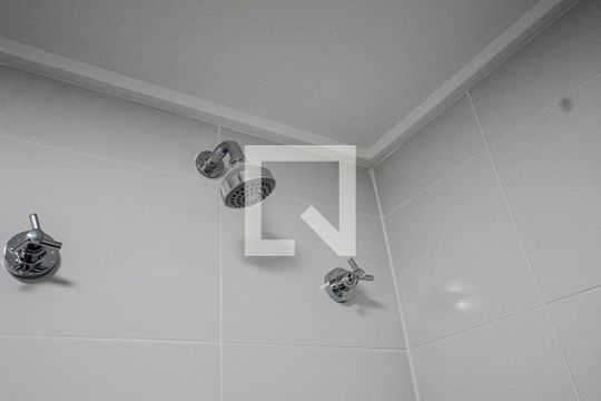 Banheiro de kitnet/studio para alugar com 1 quarto, 26m² em Vila Mariana, São Paulo