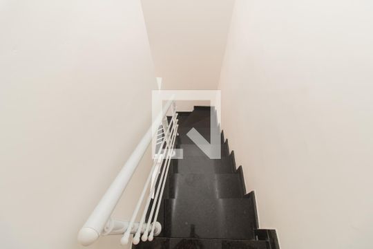 Escada de casa de condomínio para alugar com 2 quartos, 70m² em Vila Rio Branco, São Paulo