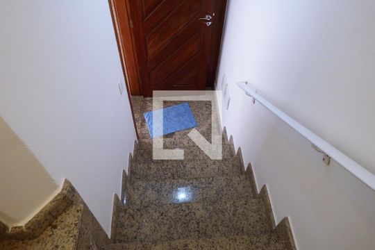 Escada de acesso á sala de apartamento para alugar com 3 quartos, 177m² em Centro, São Vicente