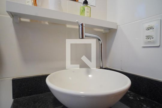 Banheiro de apartamento à venda com 2 quartos, 41m² em Mário Quintana, Porto Alegre