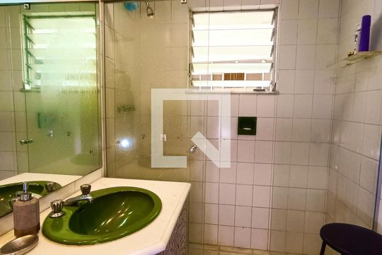 Suíte banheiro  de apartamento para alugar com 3 quartos, 156m² em Copacabana, Rio de Janeiro