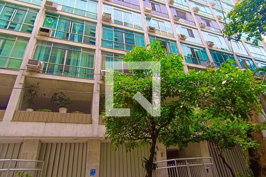 Fachada com cartaz QA de apartamento para alugar com 3 quartos, 156m² em Copacabana, Rio de Janeiro