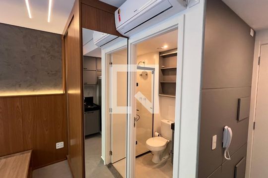 Banheiro de kitnet/studio para alugar com 1 quarto, 29m² em Pinheiros, São Paulo