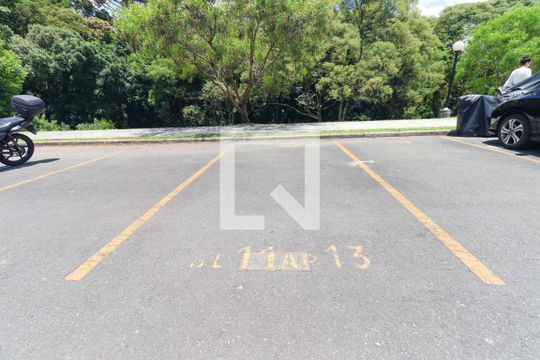 Garagem de apartamento para alugar com 3 quartos, 52m² em Santa Cândida, Curitiba
