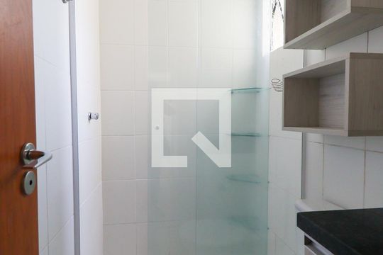 Banheiro Social de apartamento para alugar com 3 quartos, 52m² em Santa Cândida, Curitiba