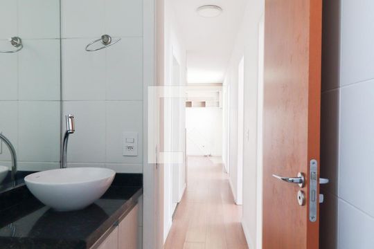 Banheiro Social de apartamento para alugar com 3 quartos, 52m² em Santa Cândida, Curitiba