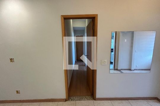 Corredor de apartamento para alugar com 2 quartos, 52m² em Lins de Vasconcelos, Rio de Janeiro