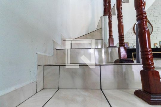 Escada de casa à venda com 3 quartos, 182m² em Parque Paineiras, São Paulo