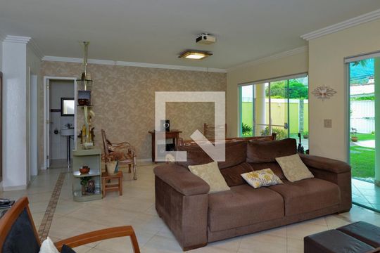 Sala de casa de condomínio para alugar com 4 quartos, 380m² em Vargem Grande, Rio de Janeiro