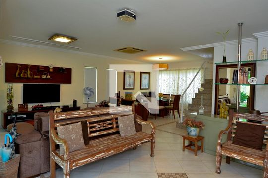 Sala de casa de condomínio para alugar com 4 quartos, 380m² em Vargem Grande, Rio de Janeiro