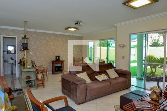 Sala de casa de condomínio para alugar com 4 quartos, 380m² em Vargem Grande, Rio de Janeiro